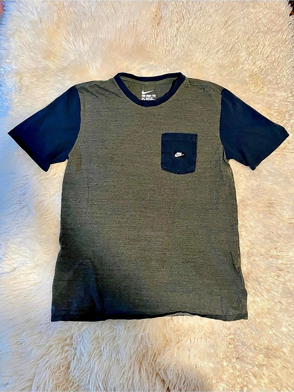 Nike The Nike Tee Pocket T-Shirt Green & Black Medium